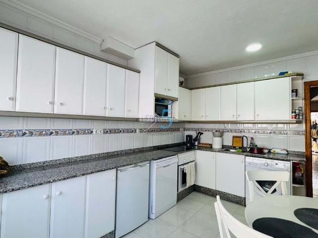 Casa adosada en venta en Orihuela, Villamartín Las Filipinas. Esta fantástica casa adosada de cuatro dormitorios y dos baños, orientada al sur, está situada en el codiciado complejo St James H. Casas.