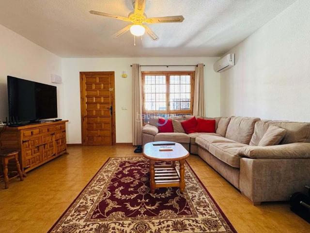 Casa adosada en venta en Orihuela, Villamartín Las Filipinas. Esta preciosa casa adosada de dos dormitorios y dos baños está situada en la codiciada urbanización Verdemar IV, en pleno corazón. Casas.