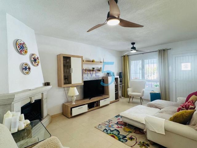 Casa adosada en venta en Orihuela, Villamartín Las Filipinas. Este precioso bungalow de dos dormitorios completamente amueblado en estilo Lola está enclavado en la codiciada urbanización de Ve. Casas.