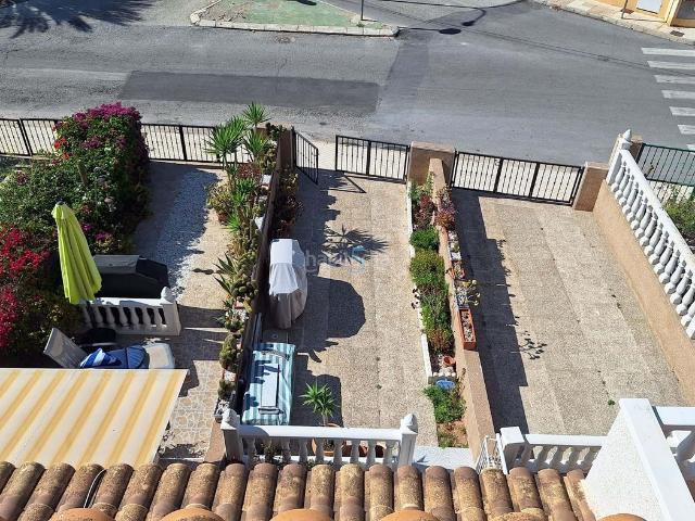 Casa adosada en venta en Orihuela, Villamartín Las Filipinas. Fantástico adosado en Villamartín Las Filipinas, Orihuela Costa, con 3 dormitorios, 2 baños y aseo de cortesía. Dispone de amplia. Casas.