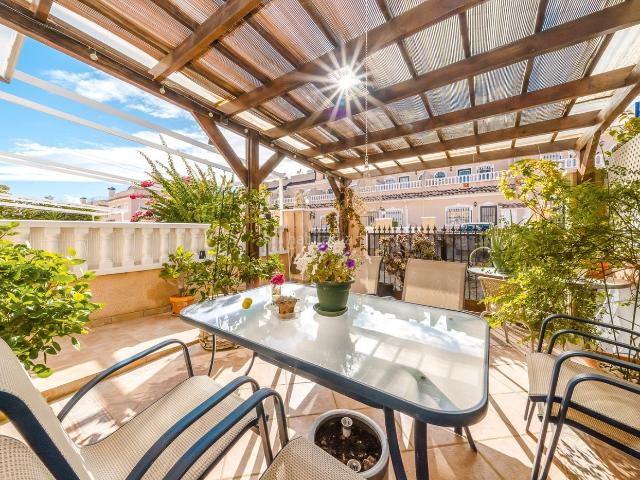 Casa adosada en venta en Orihuela, Villamartín Las Filipinas. Ref MT516Casa adosada en Villamartiacuten con 77 msup2 construidos sobre una parcela aproximada de 330 msup2, distribuida en dos p. Casas.