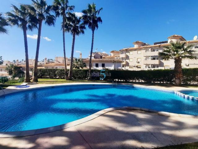 Casa adosada en venta en Orihuela, Villamartín Las Filipinas. Situada en la codiciada Urbanización Sevilla, esta preciosa casa adosada orientada al este con 3 dormitorios y 2 baños, ofrece amp. Casas.