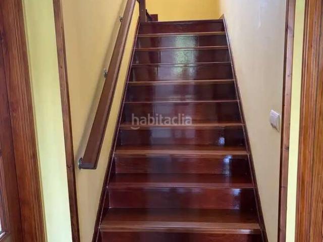 Casa adosada en venta en Oroso. Casa reformada con jardín privado, bodega y 45 dormitorios en Oroso. Casas adosadas.