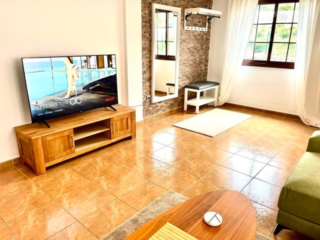 Casa adosada en venta en Orotava La, La Perdoma San Antonio Benijos. Tenerife: Exclusive Semi Detached House with Views of the Atlantic Ocean and Mount Teide in a Prime Residential Area of La.