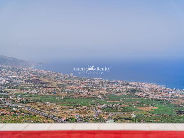 Casa adosada en venta en Orotava La, Las Cuevas Los Gómez. Casa con dos viviendas independientes y espectaculares vistas al Valle de La Orotava y al océano. Casas adosadas Orotava.