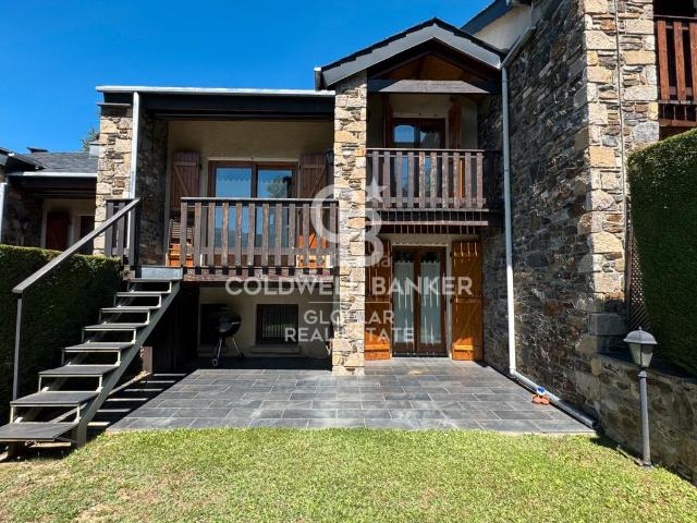 Casa adosada en venta en Osseja Pirineos. Encantadora casa con jardín privado en Osséja. Casas adosadas.