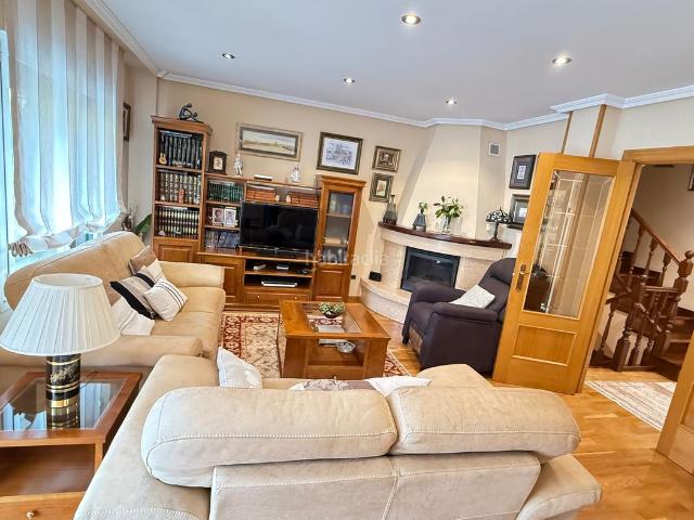 Casa adosada en venta en Oviedo, Parque del Oeste. PRECIOSO CHALET ADOSADO DE 3 PLANTAS Y DESVÁN PRACTICABLE CON TERRAZA. Casas adosadas.