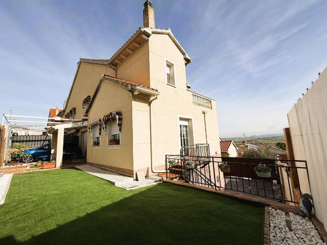 Casa adosada en Venta en Loeches