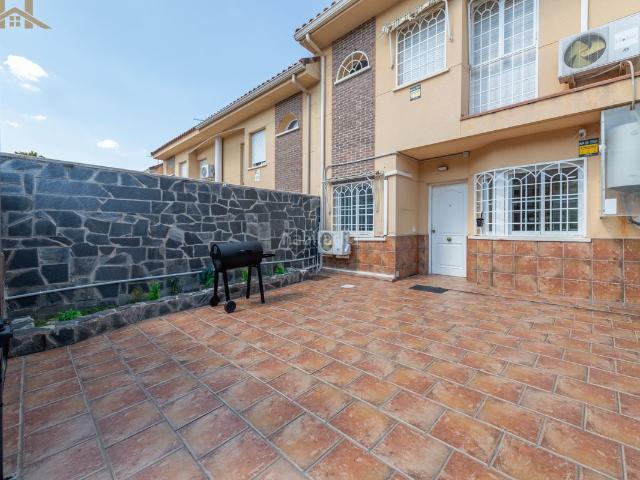 Casa adosada en venta en Loeches. Chalet adosado en venta en Calle Colombia. Casas adosadas.