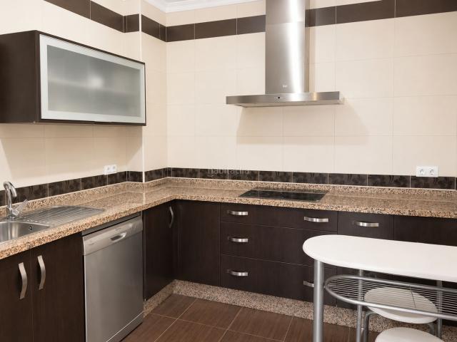 Casa adosada en venta en Lora del Río. ¡Vivienda de 100 m² con TERRAZA, JACUZZI, GARAJE y TRASTERO EN EDIFICIO CON POCOS VECINOS!. Casas adosadas Lora del.