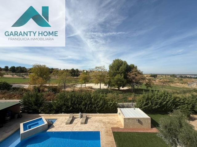 Casa adosada en venta en Layos. Venta de CasaChalet independiente en Layos Toledo. Casas adosadas.