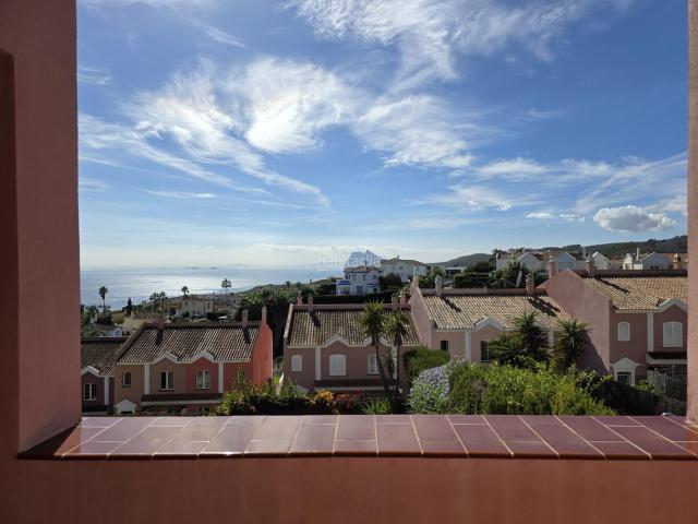 Casa adosada en venta en La Alcaidesa. Encantadora Casa de 3 Dormitorios con Vistas al Mar en Alcaidesa. Casas adosadas La.