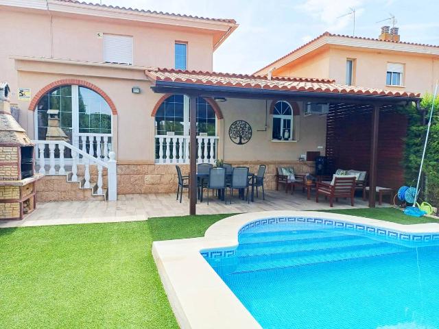 Casa adosada en Venta en La Gineta