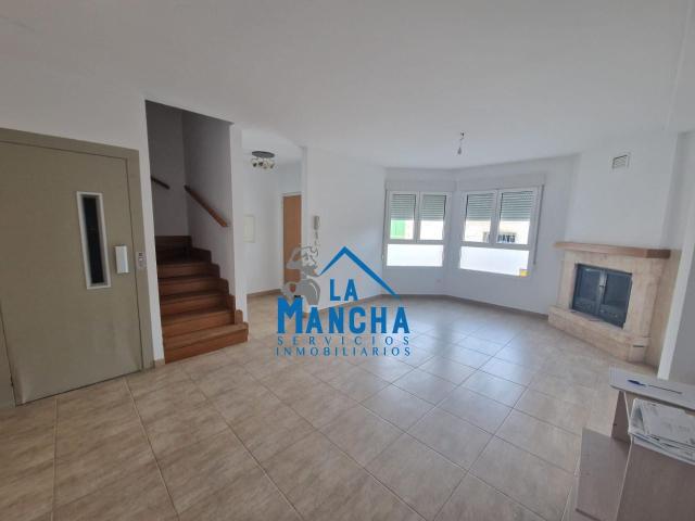 Casa adosada en Venta en La Gineta