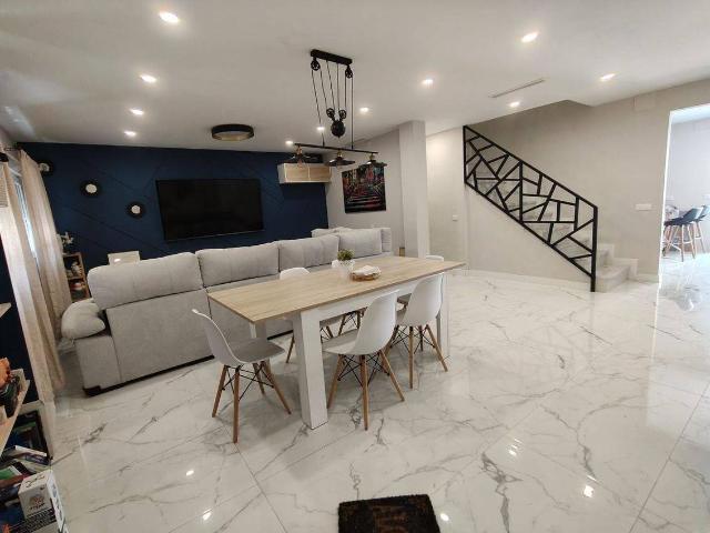 Casa adosada en Venta en La Lantejuela