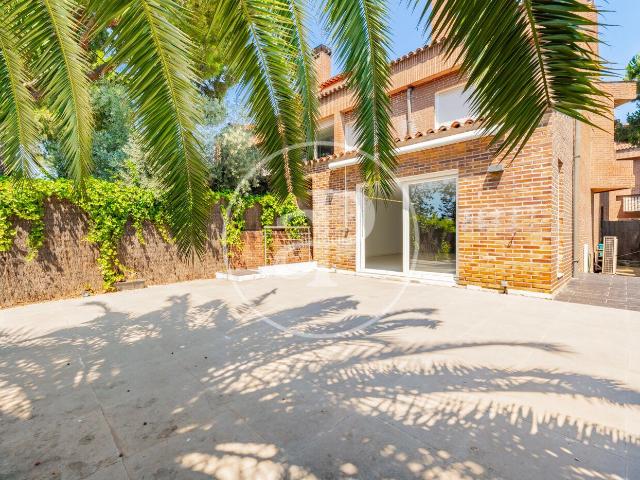 Casa adosada en venta en La Moraleja, El Soto de la Moraleja. Chalet en venta en el Soto de la Moraleja. Casas adosadas La.