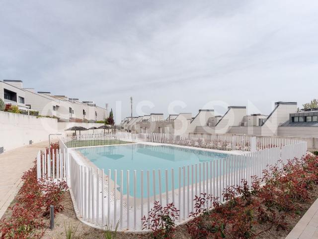 Casa adosada en venta en La Moraleja, Urbanización La Moraleja. Chalet adosado de nueva construcción en La Moraleja con domótica y piscina. Casas adosadas La.