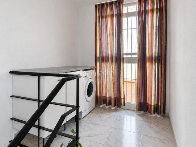 Casa adosada en venta en La Redondela. Amplio chalet adosado de 6 dormitorios con garaje y grandes patios a 3 km de la playa. Casas adosadas La.