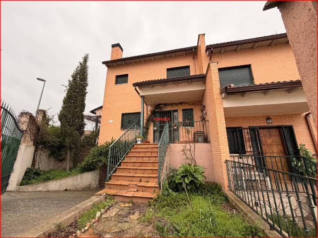 Casa adosada en Venta en La Torre de Esteban Hambrán