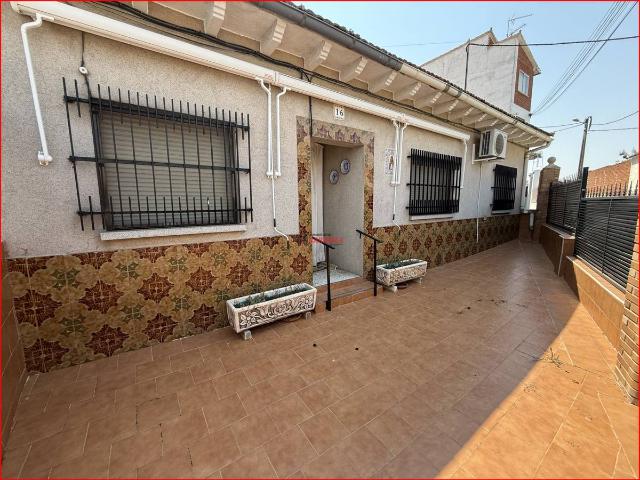 Casa adosada en Venta en La Torre de Esteban Hambrán