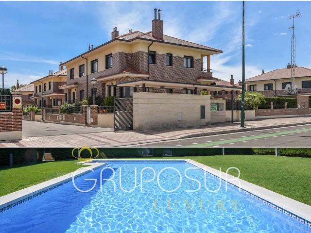 Casa adosada en Venta en La Victoria Puente Jardín