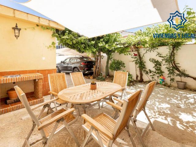 Casa adosada en Venta en La Zubia Ciudad