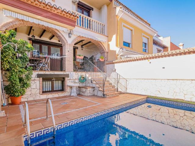 Casa adosada en Venta en La Zubia Ciudad