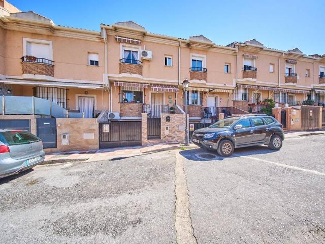 Casa adosada en Venta en La Zubia Ciudad