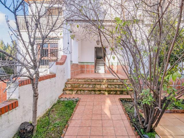 Casa adosada en Venta en La Zubia Ciudad