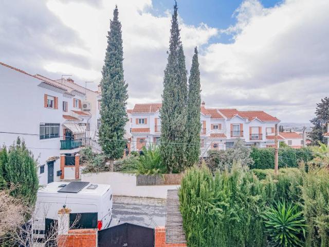 Casa adosada en Venta en La Zubia Ciudad