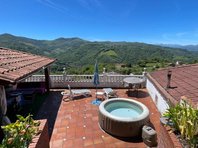 Casa adosada en venta en Langreo, Sama. Casa con espectaculares vistas a la montaña en Santo Emiliano, Mieres. Casas adosadas.