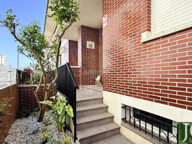 Casa adosada en venta en Laredo, El Puntal. CHALET ADOSADO EN LAREDO PISCINA ZONA PUNTAL. Casas adosadas.