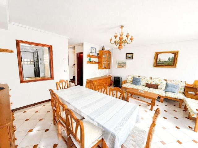 Casa adosada en venta en Laredo, El Puntal. CHALET ADOSADO JARDIN GARAJE CERRADO PISCINA. Casas adosadas.