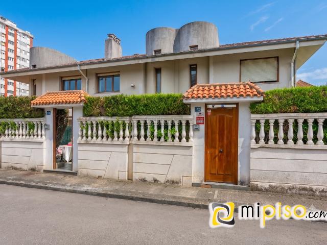 Casa adosada en venta en Laredo, El Puntal. Desde inmobiliaria Mi Piso os presentamos en exclusiva este encantador adosado en el Puntal, en Laredo.Ubicada en esta tranquila z. Casas adosadas.