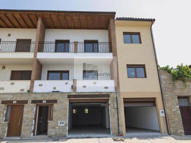 Casa adosada en Venta en Larraga