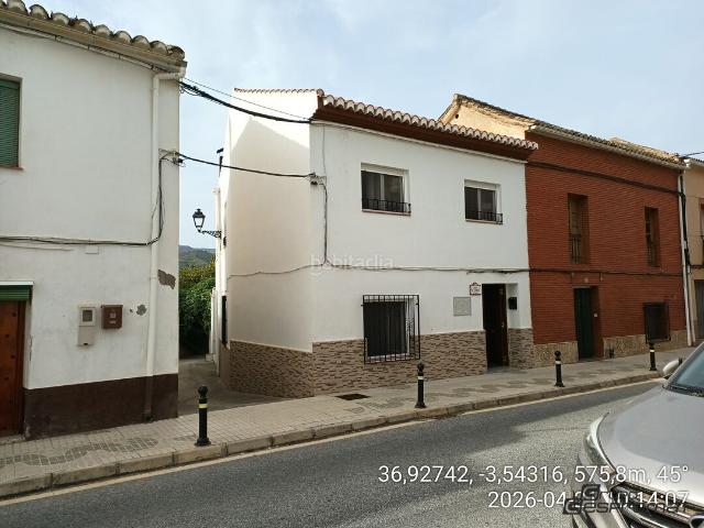 Casa adosada en venta en Lecrín. Casa recién reformada con patio y huerto. Casas adosadas.