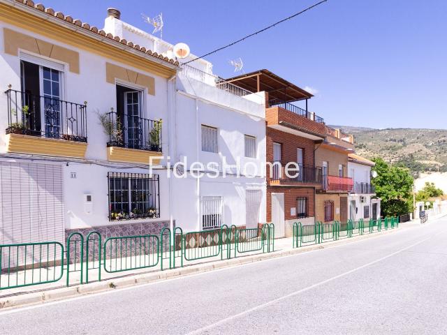Casa adosada en venta en Lecrín. Una casa con esencia en Béznar. Casas adosadas.
