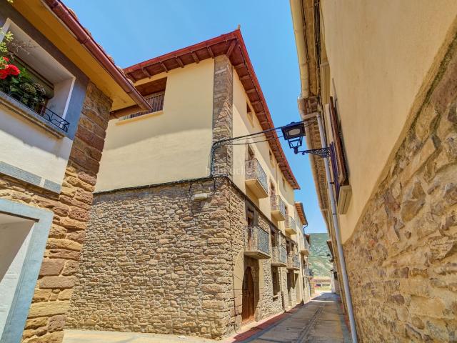 Casa adosada en venta en Liédena. Casa de piedra con gran potencial, terraza, jardín y cocheras en Liédena. Casas adosadas.