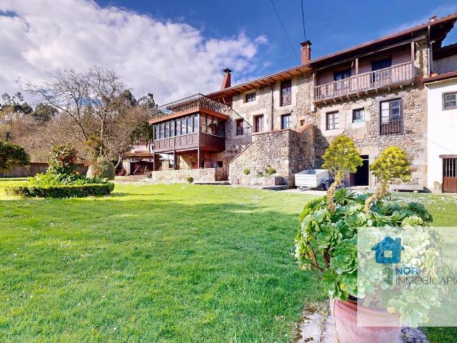 Casa adosada en venta en Liendo. Desde NOR Inmobiliaria te descubrimos el encanto de esta maravillosa propiedad, que incluye dos viviendas, una rehabilitada por co. Casas adosadas.