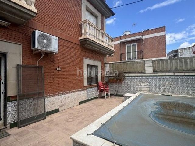 Casa adosada en venta en Linares, Zona Hospital. CASA CON PISCINA Y GARAJE ZONA SEMICENTRO. Casas adosadas.