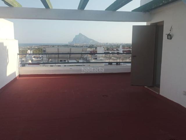 Casa adosada en venta en Línea de la Concepción La, El Zabal Santa Margarita. Se vende maravillosa casa reformada de tres dormitorios, dos baños, jardín, patio, terraza, y trastero, en Santa.