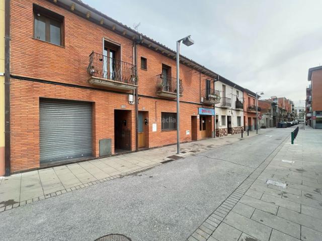 Casa adosada en venta en Llagosta La. CASA CON POSIBILIDAD DE NEGOCIO. Casas adosadas Llagosta.
