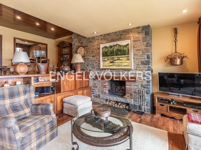 Casa adosada en venta en Llívia Pirineos. Casa con sol, vistas y piscina en Llivia. Casas adosadas.