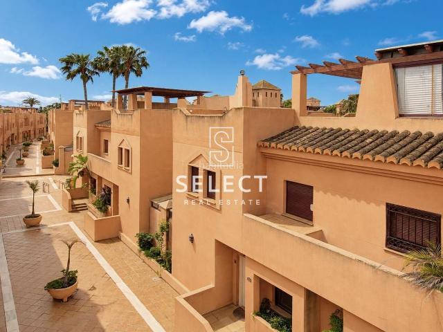 Casa adosada en venta en Motril, Playa de Granada. Vivienda en Golf Beach con jardín y piscina. Casas adosadas.