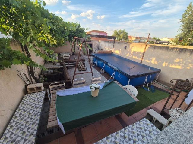 Casa adosada en venta en Mocejón. Chalet adosado en Mocejón con amplio patio, garaje y sótano. Casas adosadas.