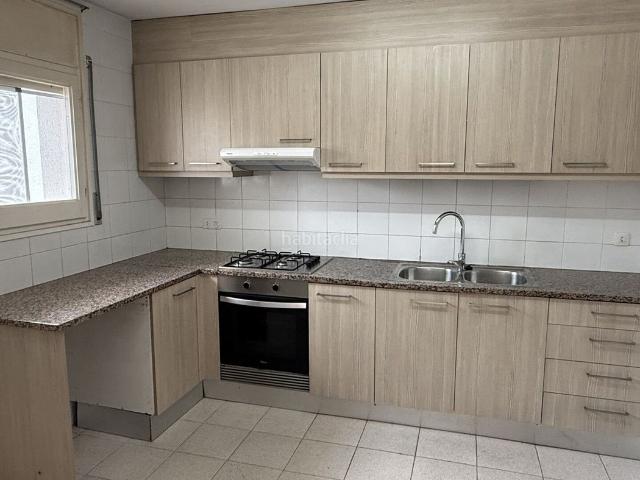 Casa adosada en venta en Moià. Casa adosada de 180 m con patio, terraza y garaje para dos coches en Moià. Casas adosadas.