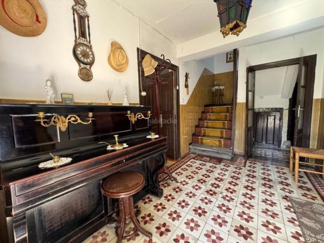 Casa adosada en venta en Molledo. CASA TRADICIONAL EN HELECHA 3 Plantas, Desván Diáfano, Jardín, Garaje y Tejado Reformado. Casas adosadas.