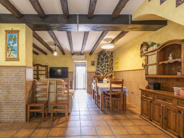Casa adosada en venta en Moncada. Casa reformada con gran terraza, solárium y barbacoa. Casas adosadas.