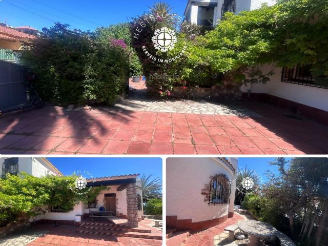 Casa adosada en venta en Mont roig del Camp, Platja de Mont roig Costa Dorada. Se vende preciosa casa adosada de tres habitaciones y posibilidad de licencia turistica en Urbanizacion MontRoig Bahia en.