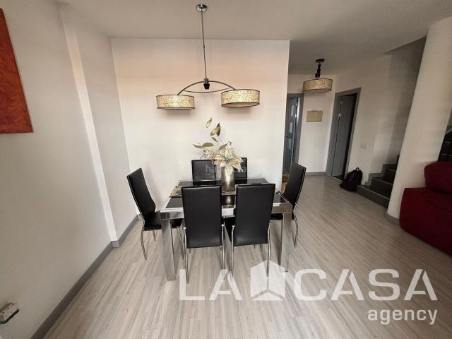 Casa adosada en venta en Montequinto, Avenida de Europa. Casas adosadas.